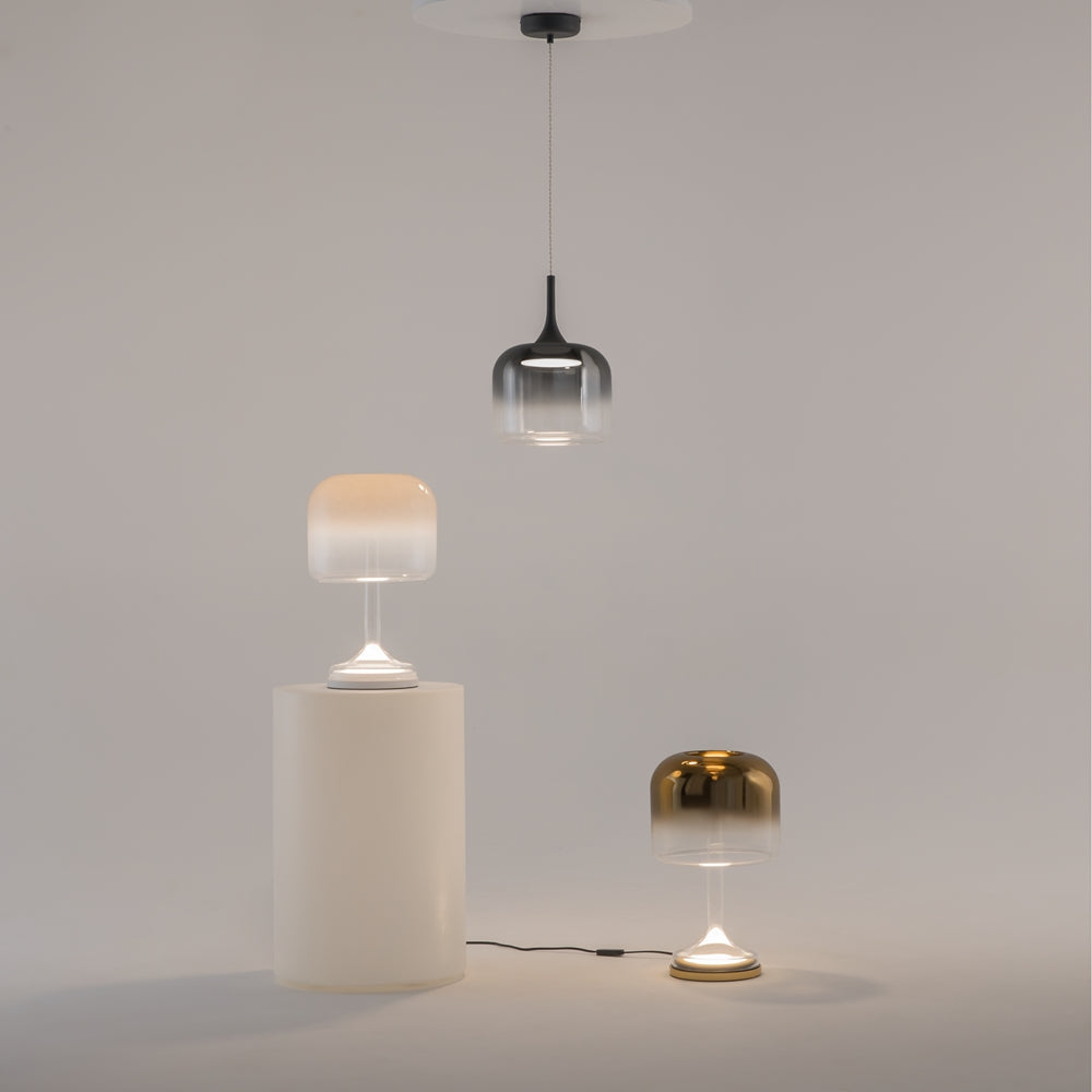 Mise en ambiance de la collection avec suspension et version dorée assortie
