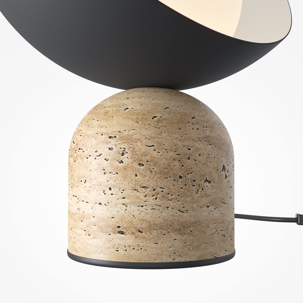 Gros plan sur la base en travertin brut et sa texture poreuse beige.