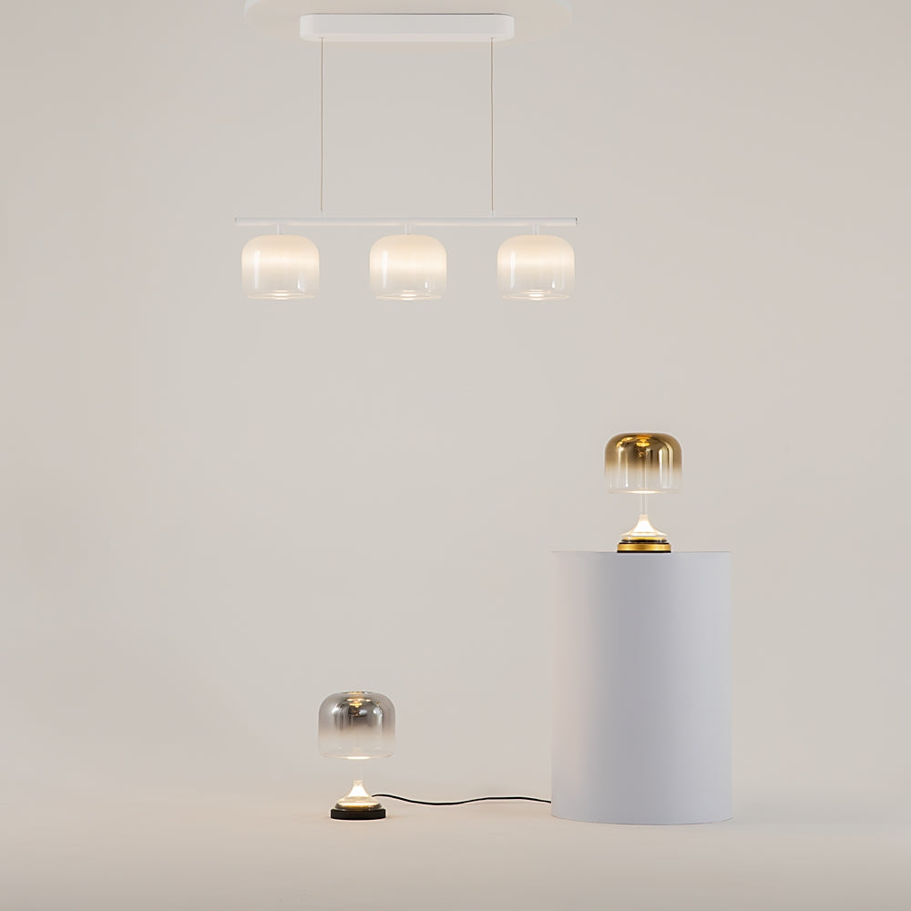 Mise en ambiance avec suspensions assorties et lampe posée sur une colonne