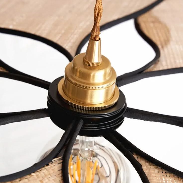 Détail du cabochon doré et de la douille noire fixant les pétales