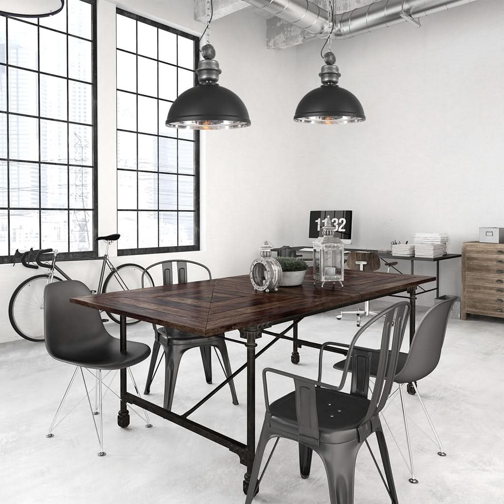 Mise en ambiance dans un bureau industriel avec deux suspensions au-dessus d'une table.