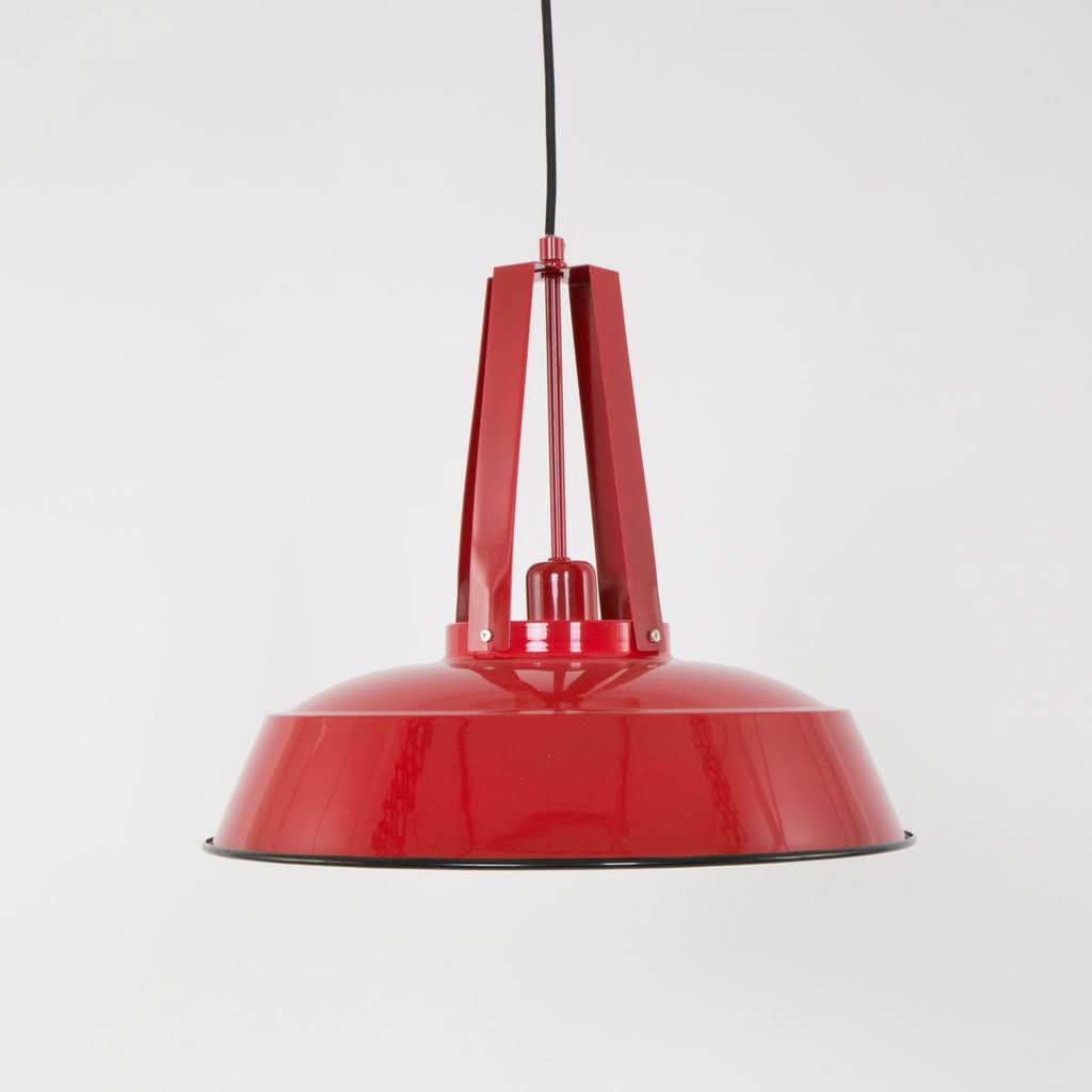 Gros plan sur l'abat-jour cloche rouge brillant, bord noir et intérieur clair.