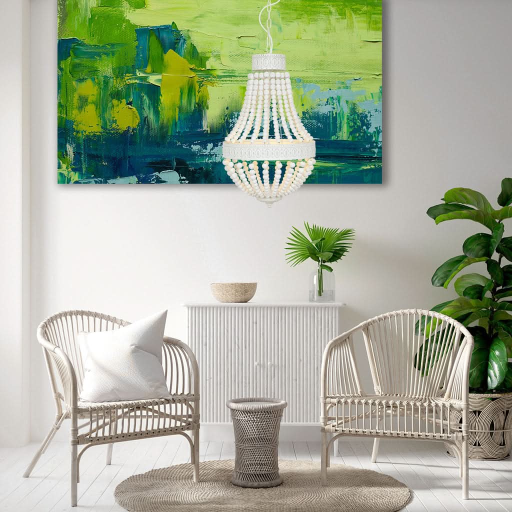 Mise en ambiance salon clair avec fauteuils en rotin et tableau vert