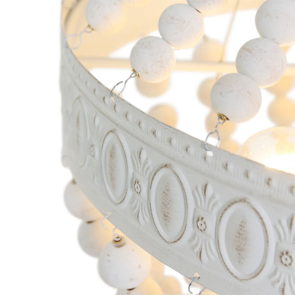 Détail du bandeau métallique orné de médaillons ovales et de perles