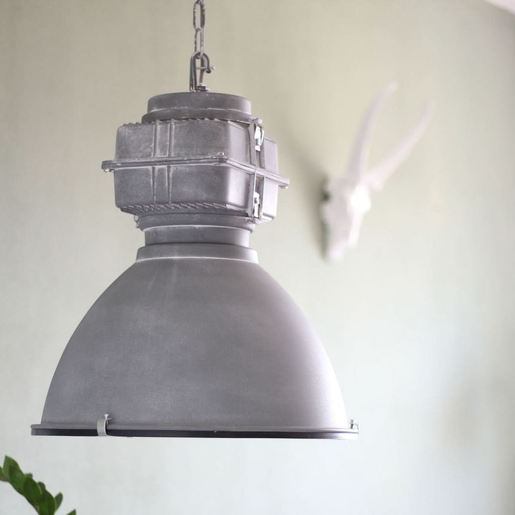 Mise en ambiance intérieure du luminaire suspendu gris devant un mur clair
