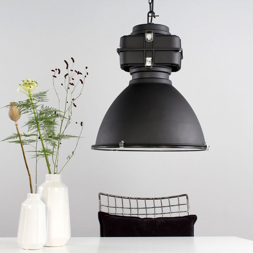 Mise en ambiance au-dessus d'une table, vases blancs et chaise filaire