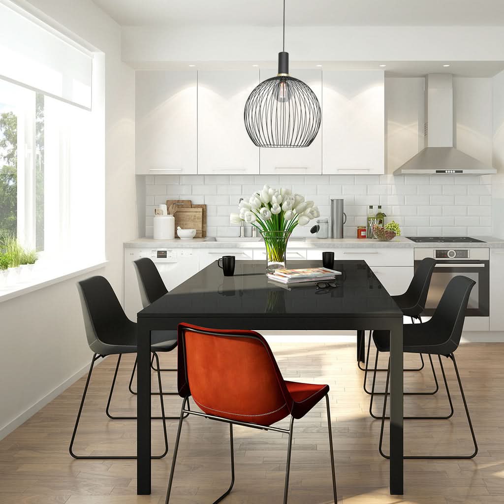 Mise en ambiance au-dessus d'une table de cuisine noire, intérieur blanc et moderne.