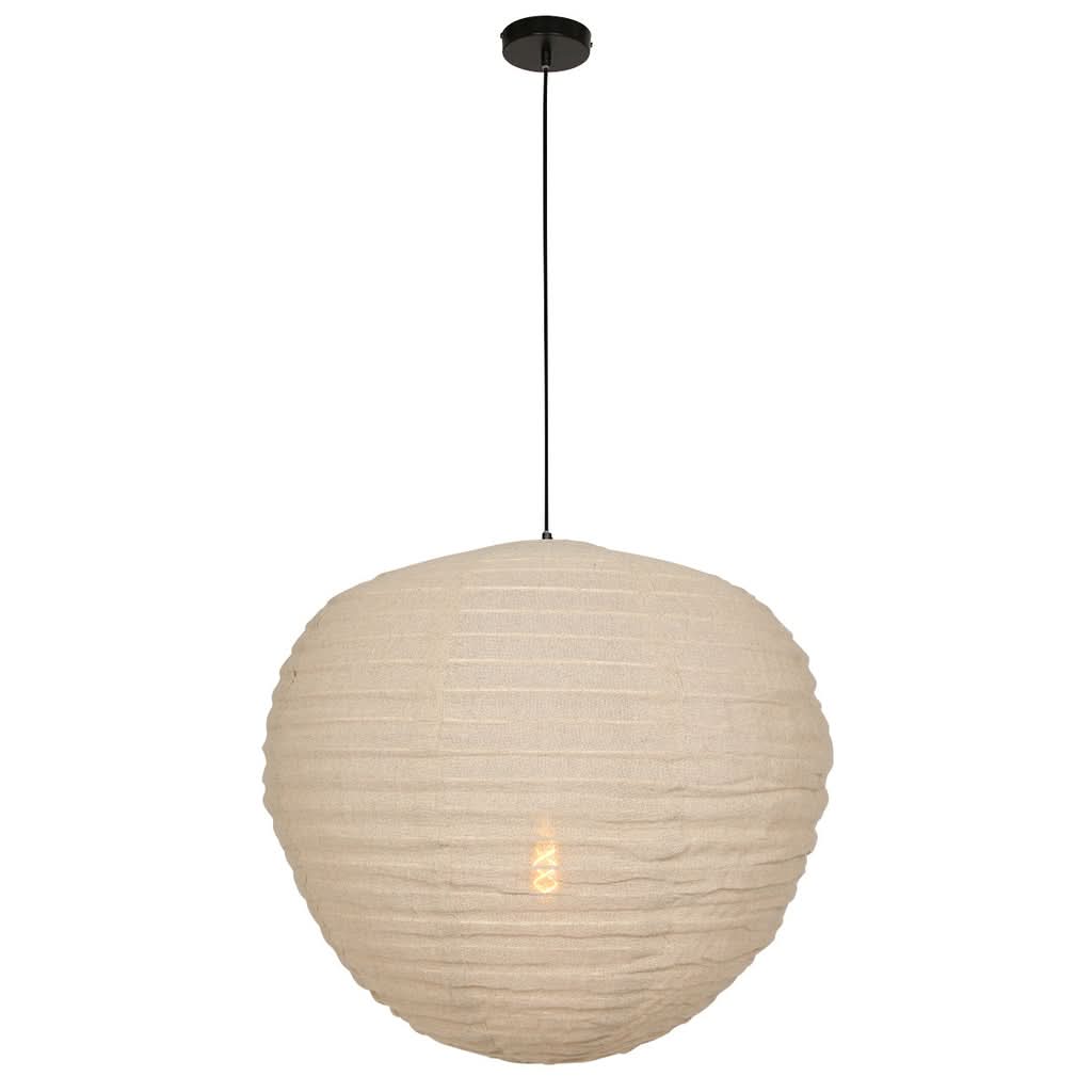 Vue de face du luminaire suspendu, globe textile clair et câble noir fin