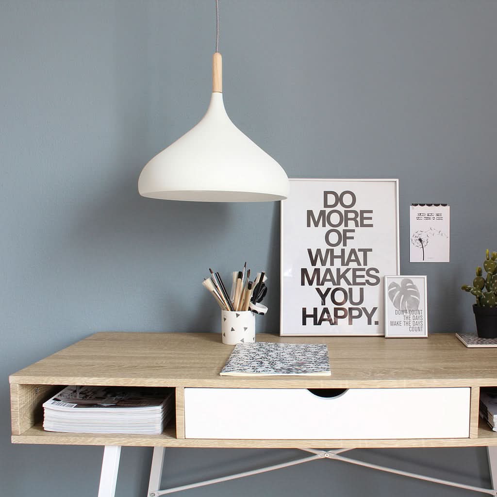 Mise en ambiance du luminaire au-dessus d'un bureau en bois dans un intérieur gris