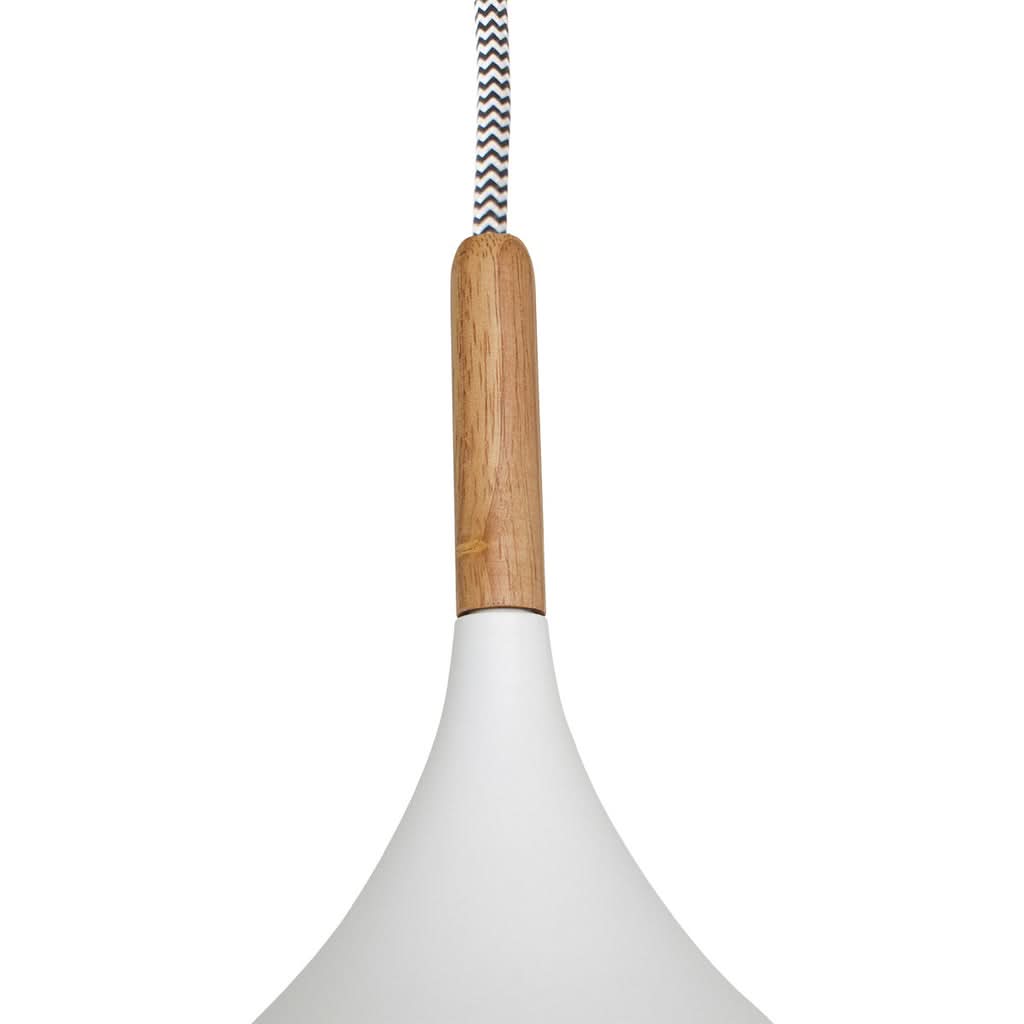 Détail du raccord en bois clair et de la corde tressée noire et blanche