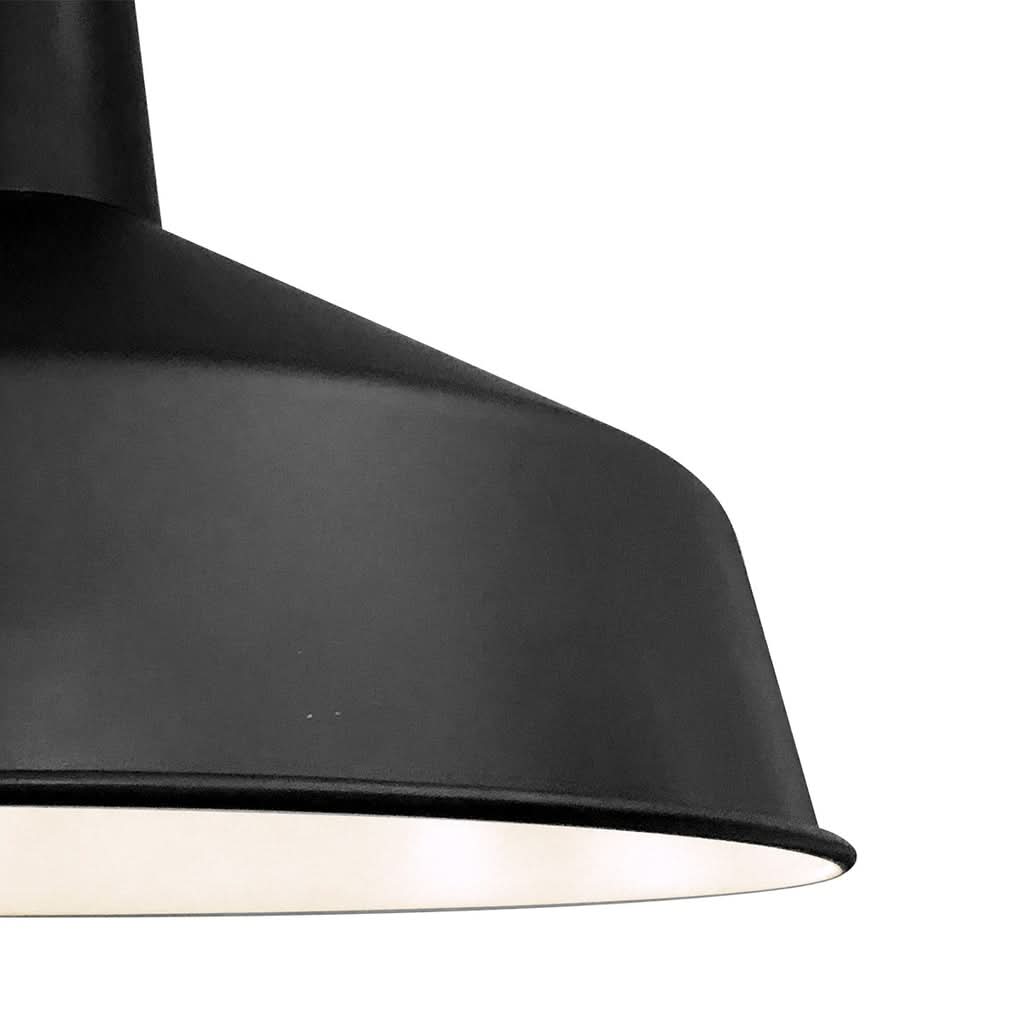 Détail du bord de l'abat-jour noir mat et intérieur blanc lumineux.