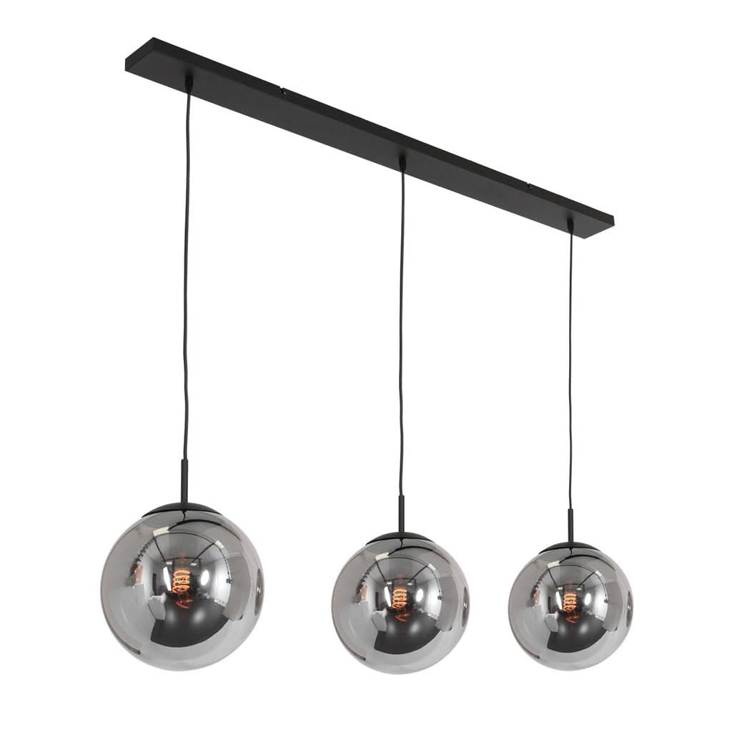 Suspension vue de trois quarts, avec ses trois globes en verre fumé suspendus.