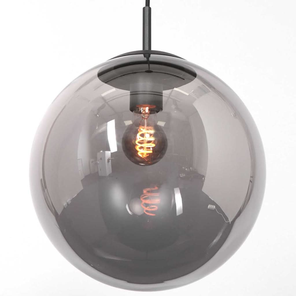 Globe fumé allumé, filament visible à travers le verre