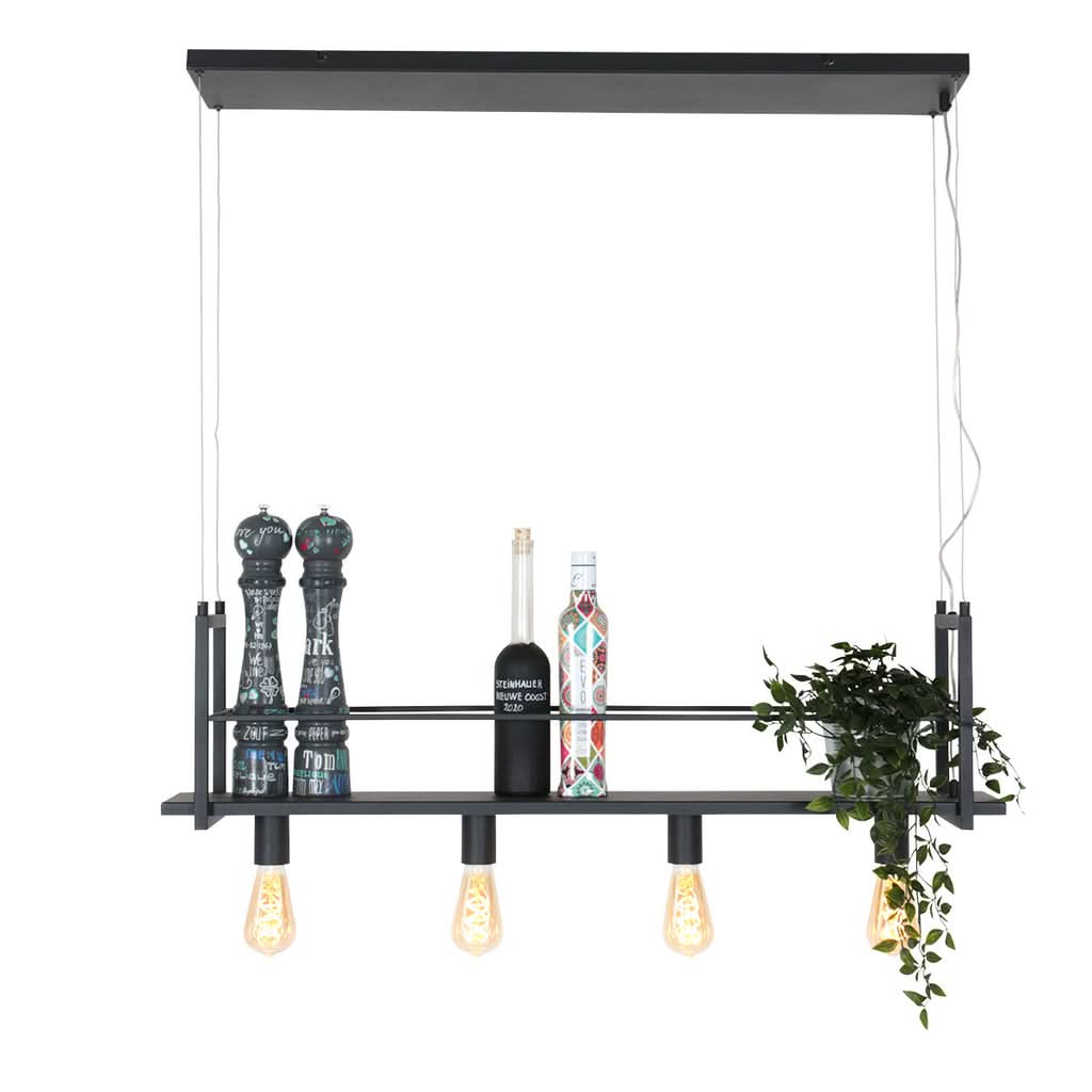 Suspension noire avec poivriers, bouteille, plante et quatre ampoules sur l'étagère.