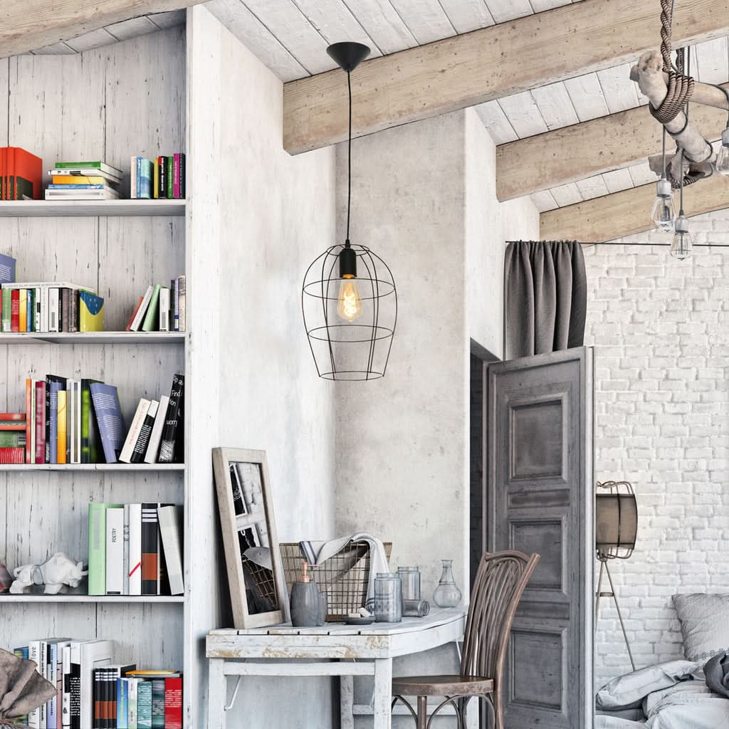 Mise en ambiance dans un intérieur clair, suspendue au-dessus d'un bureau en bois blanc.