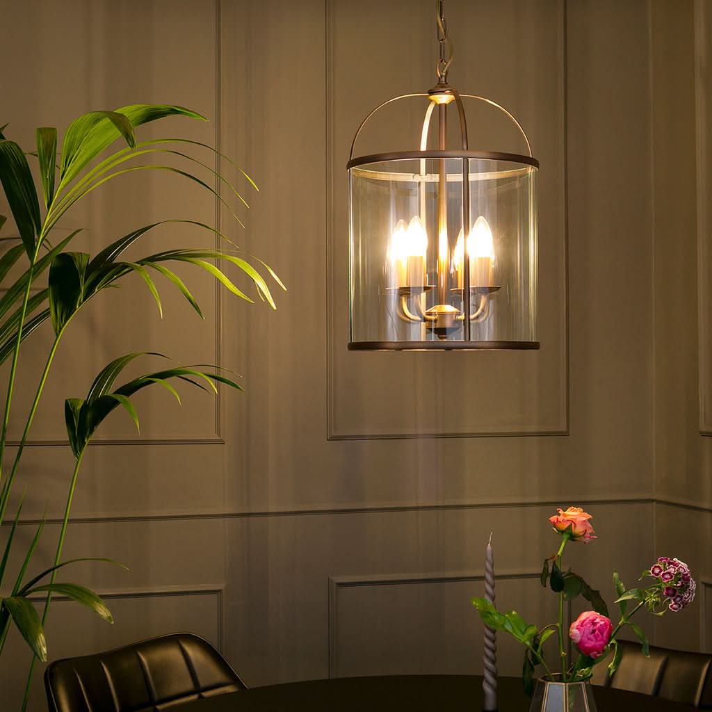 Suspension cage en verre bronze allumée, lumière chaude des 4 bougies E14 en ambiance