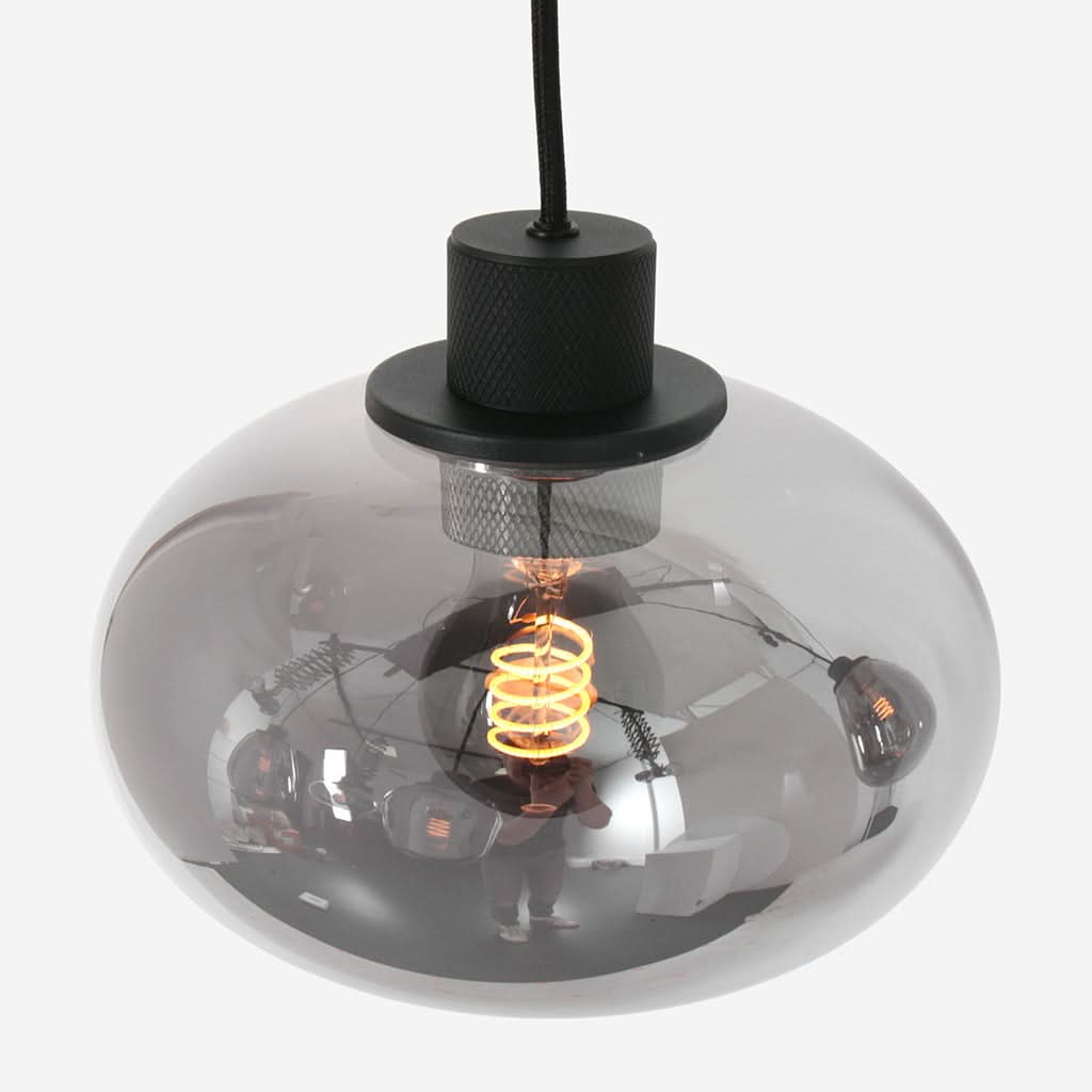 Détail d'un globe ovale aplati en verre fumé avec douille noire