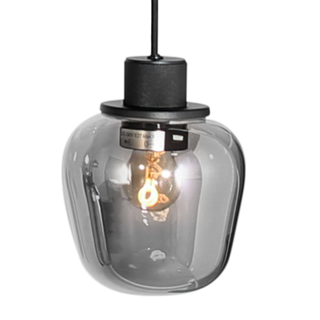 Détail d'une suspension en verre fumé avec ampoule à filament et douille noire.