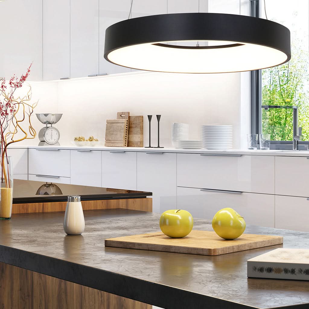Lustre anneau LED noir suspendu au-dessus d'un îlot de cuisine moderne