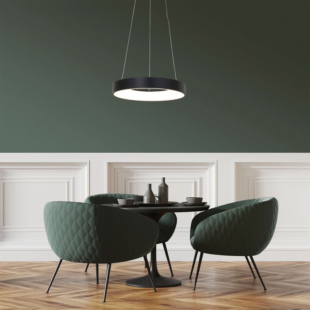 Suspension anneau LED noire dans une salle à manger contemporaine