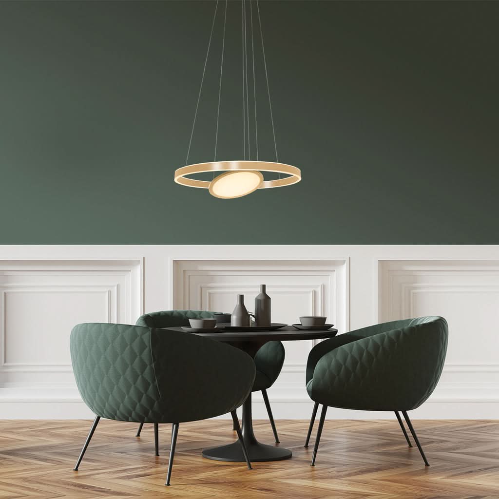 Lustre circulaire doré Ringlux dans un séjour, ambiance chaleureuse