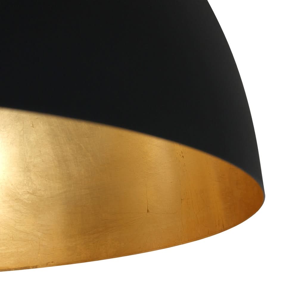 Détail rapproché de la finition intérieure dorée brossée et de sa texture