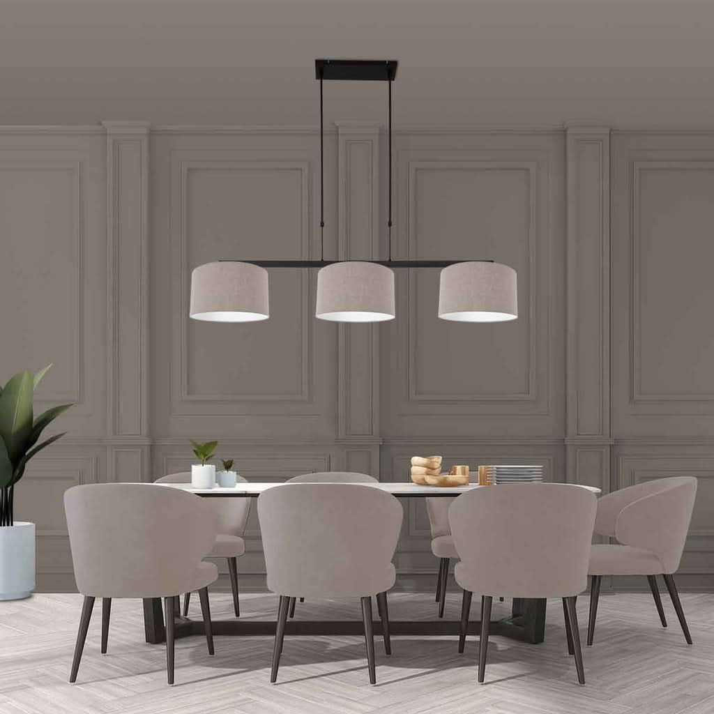 Suspension 3 lampes barre noire au-dessus d'une table de salle à manger