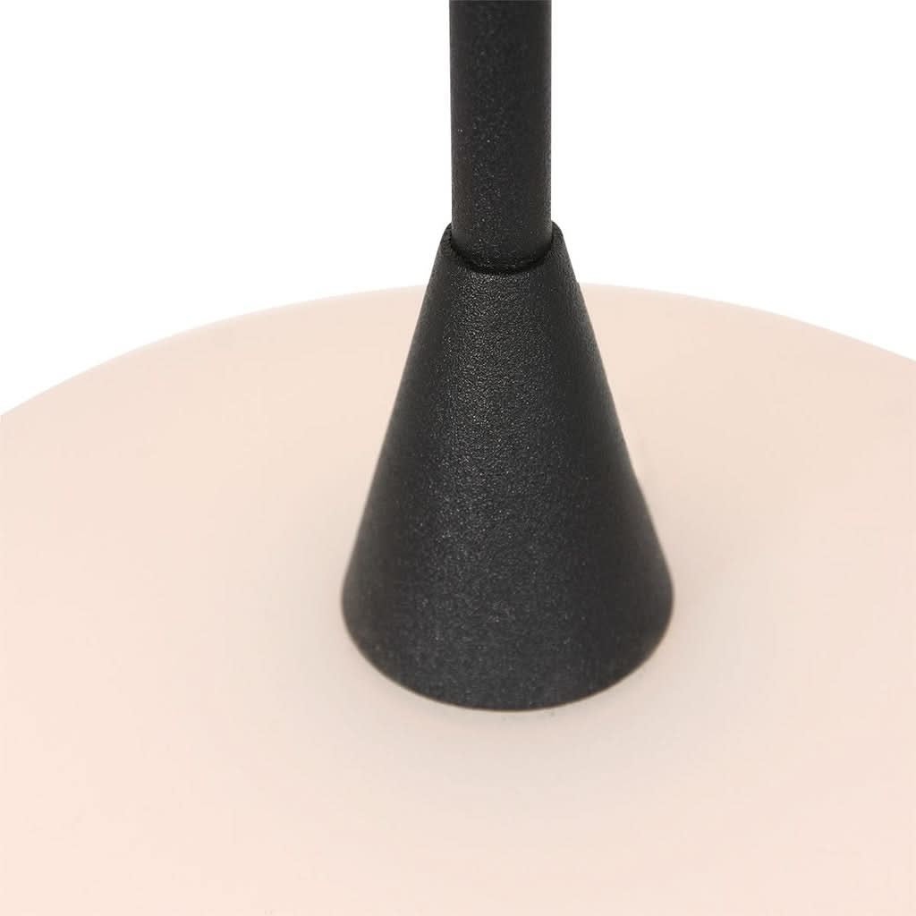 Détail du cône métal noir mat et du diffuseur assiette de la suspension noire Tallerken