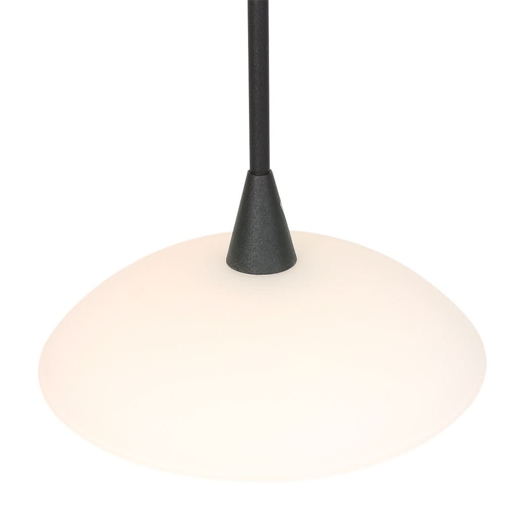 Gros plan d'un diffuseur en verre blanc en forme d'assiette de la suspension Tallerken