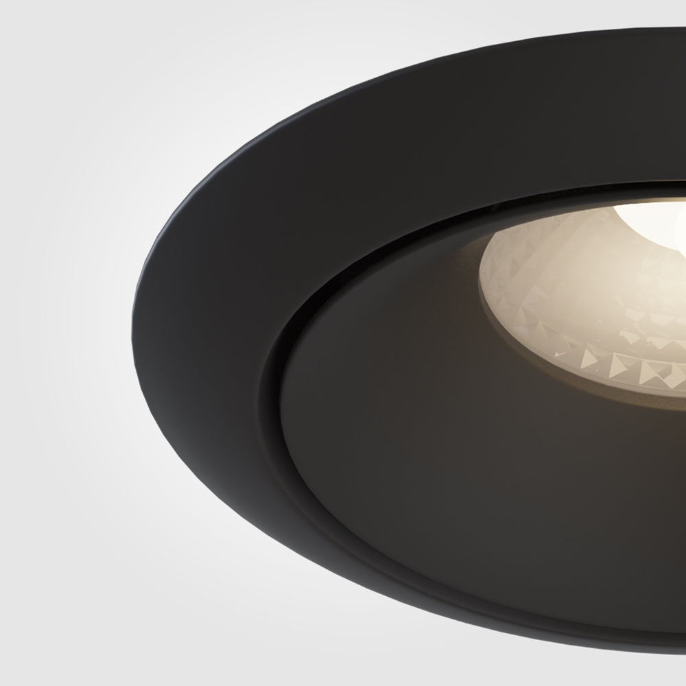 Gros plan sur la bague noire mate et le bord du réflecteur éclairé