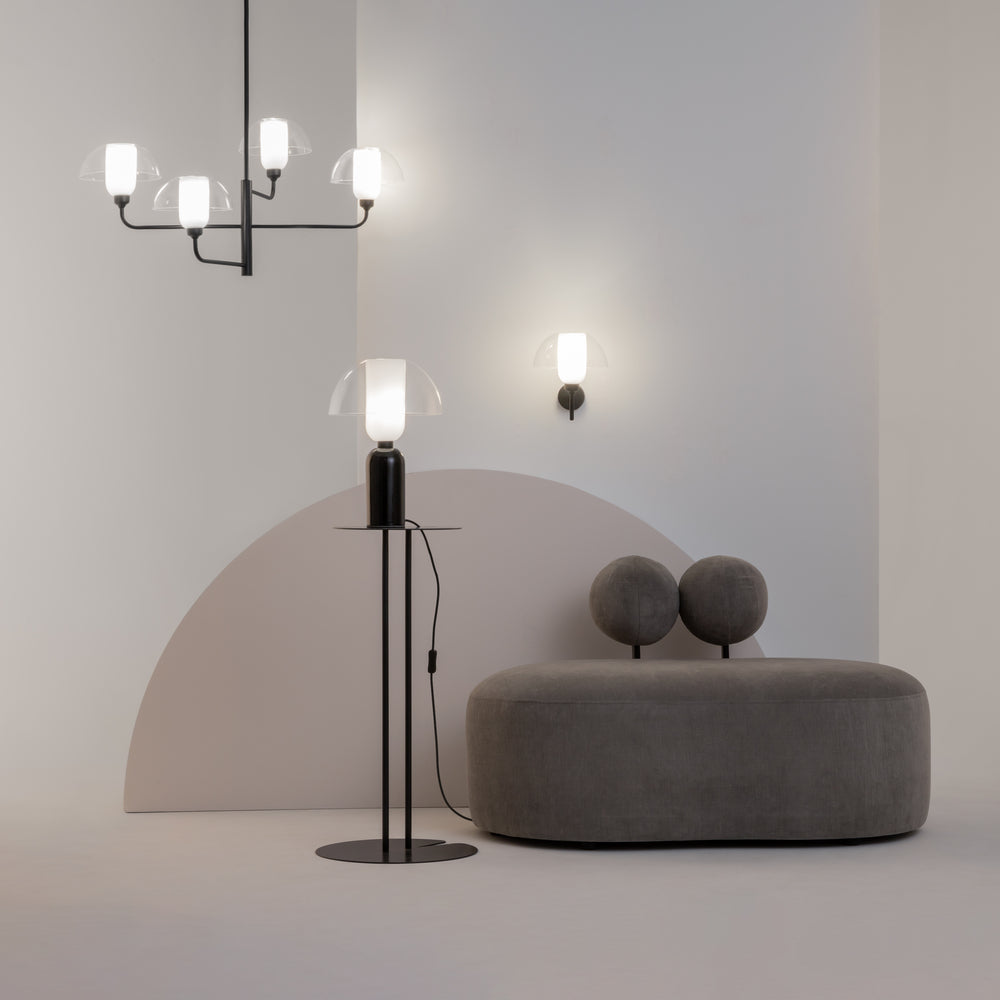 Mise en ambiance avec la suspension, un lampadaire et une applique assortis