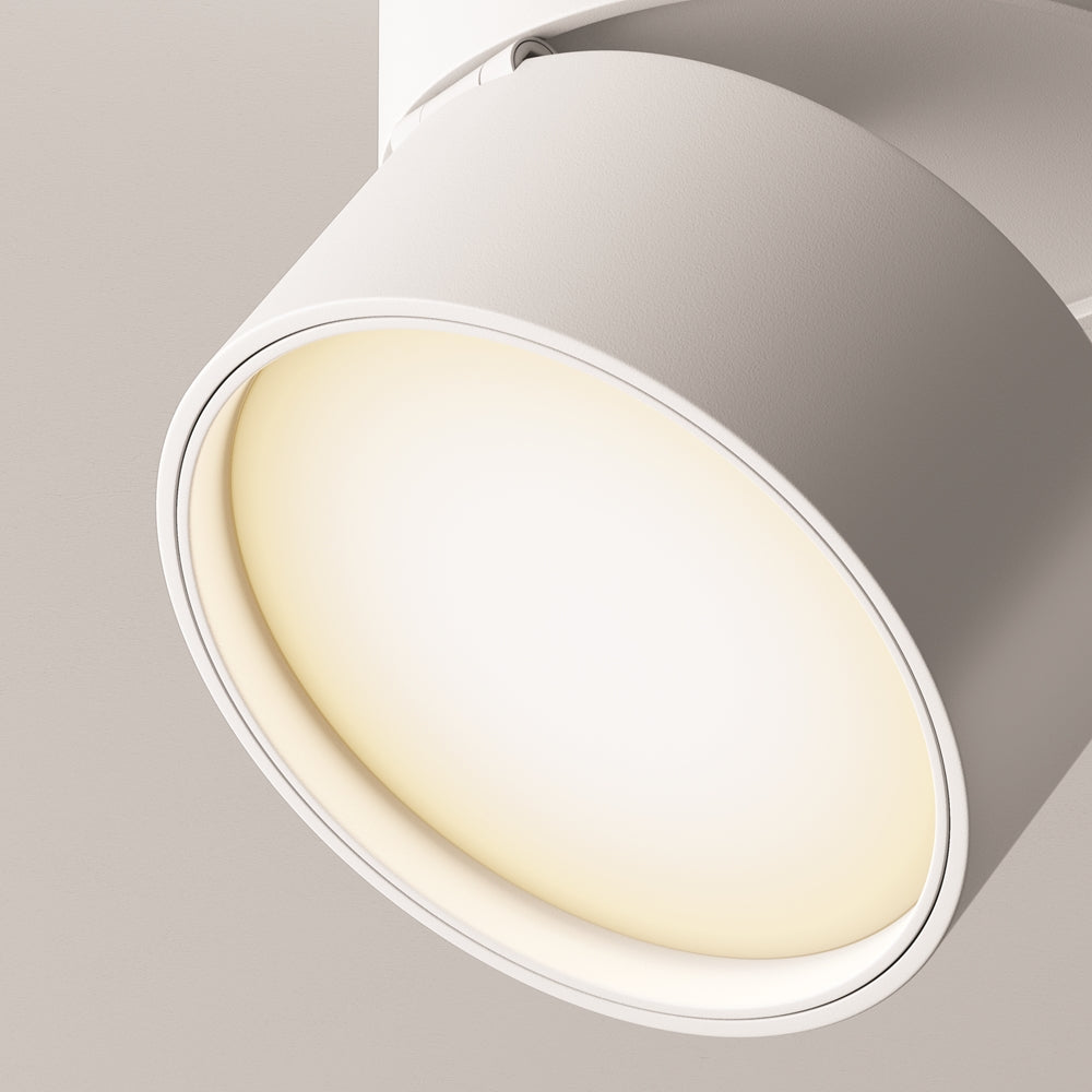 Vue rapprochée du projecteur blanc incliné et de son diffuseur