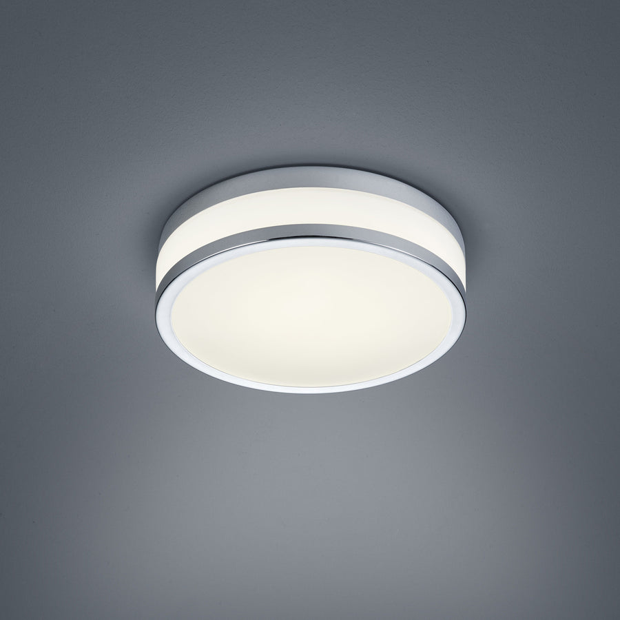 Plafonnier rond en métal chromé et diffuseur blanc opale, vu de face