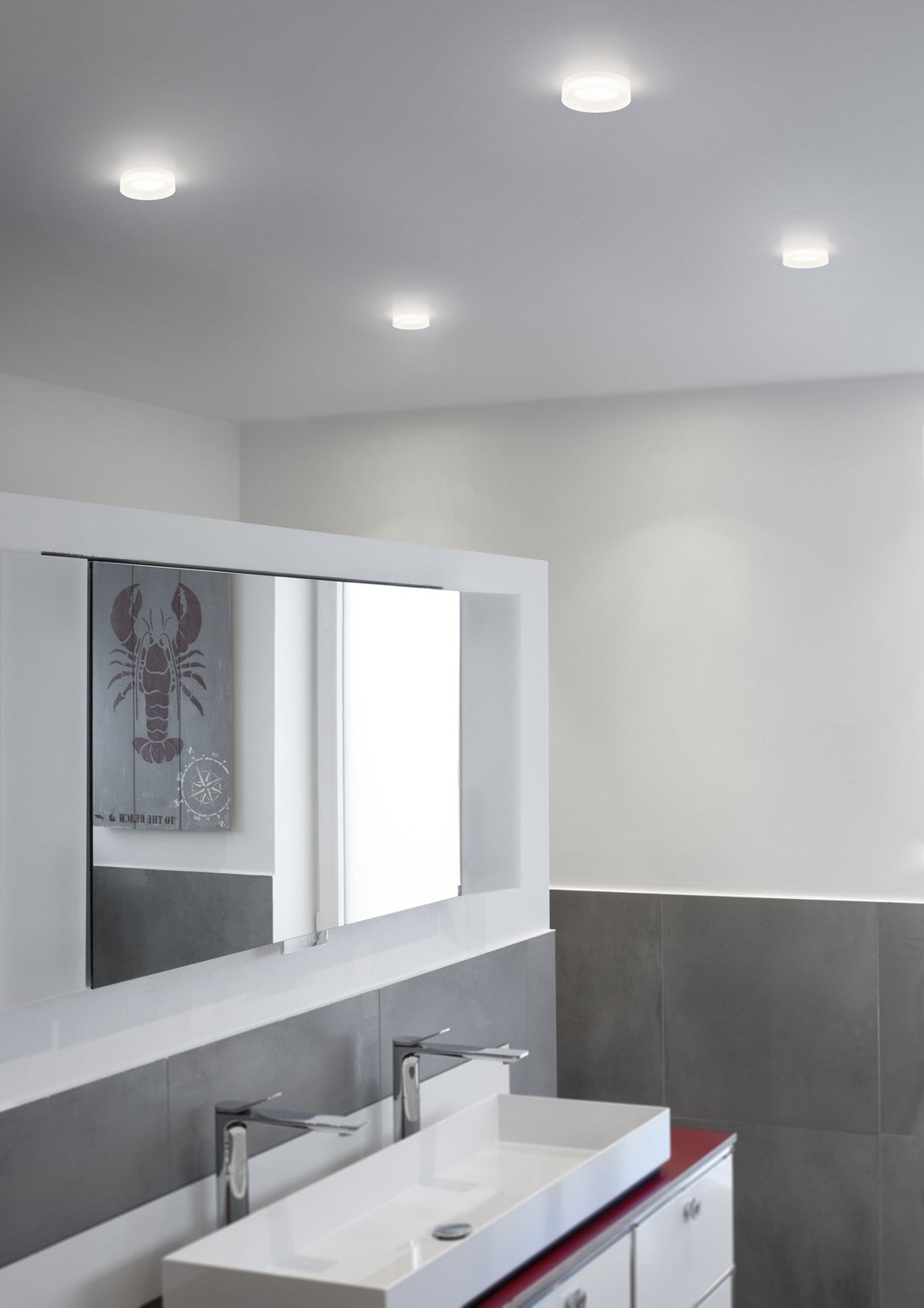 Mise en ambiance dans une salle de bain, quatre plafonniers blancs fixés au plafond