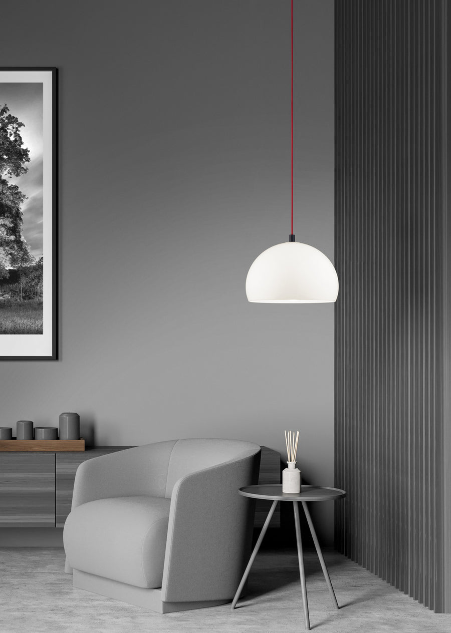Mise en ambiance salon gris, suspension blanche au-dessus d'un fauteuil club