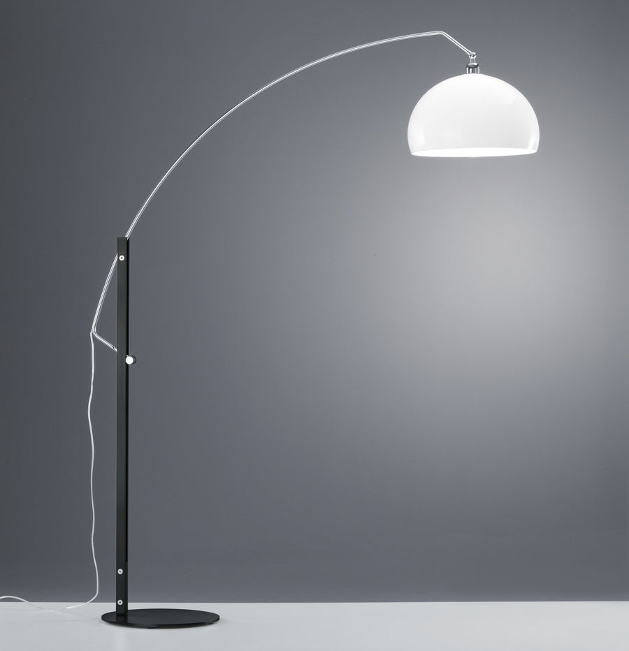 Lampadaire à arc noir, abat-jour dôme blanc, vue de face sur fond gris