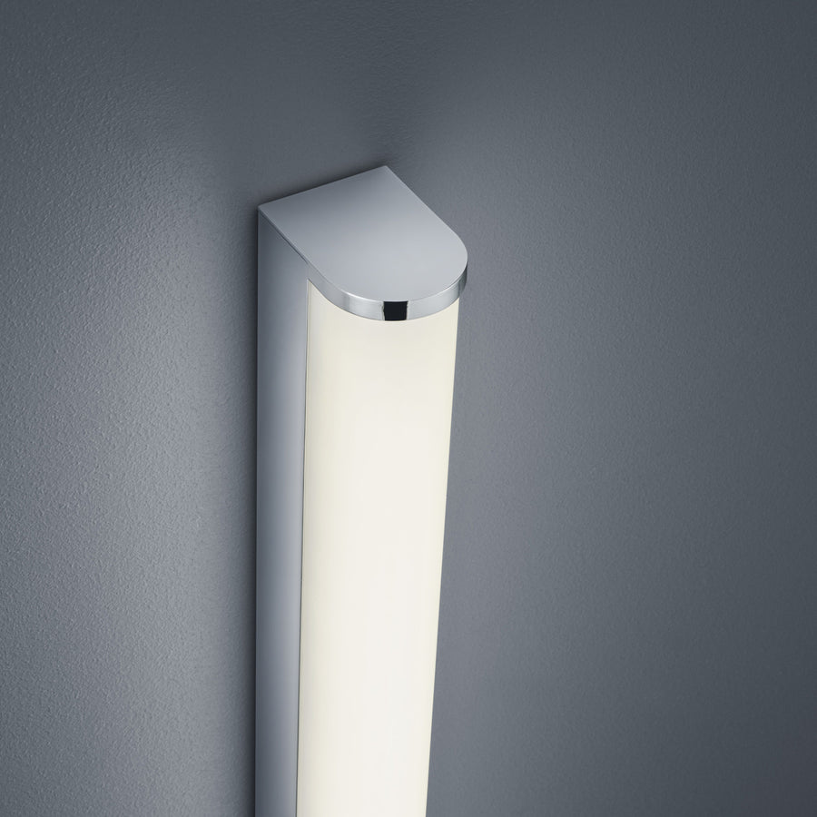 Détail rapproché de l'embout chromé et du diffuseur blanc de l'applique.