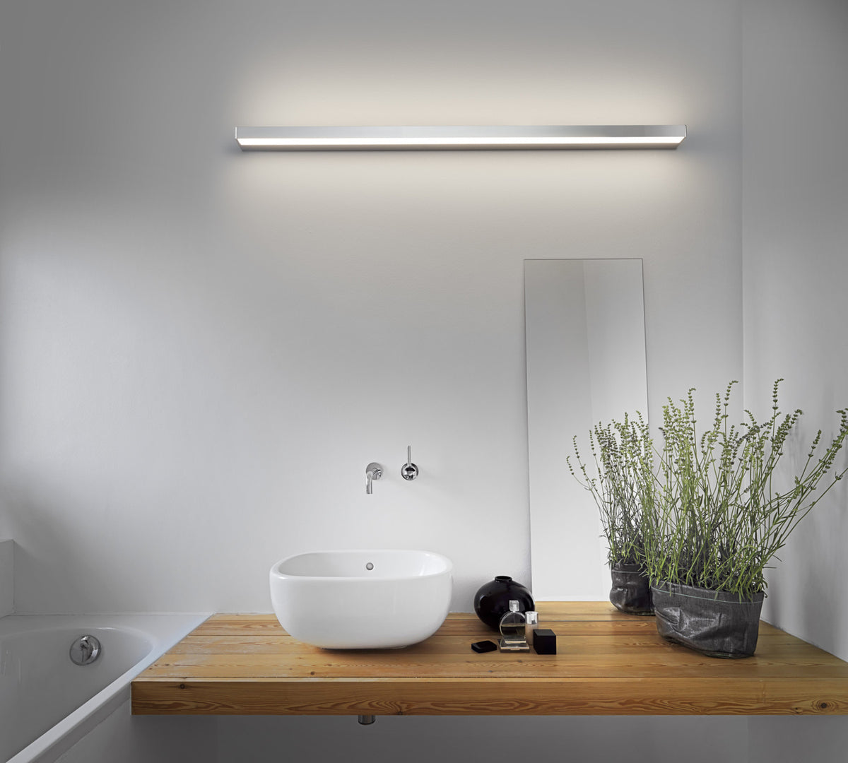 Mise en ambiance dans une salle de bain, au-dessus d'un lavabo et d'un miroir