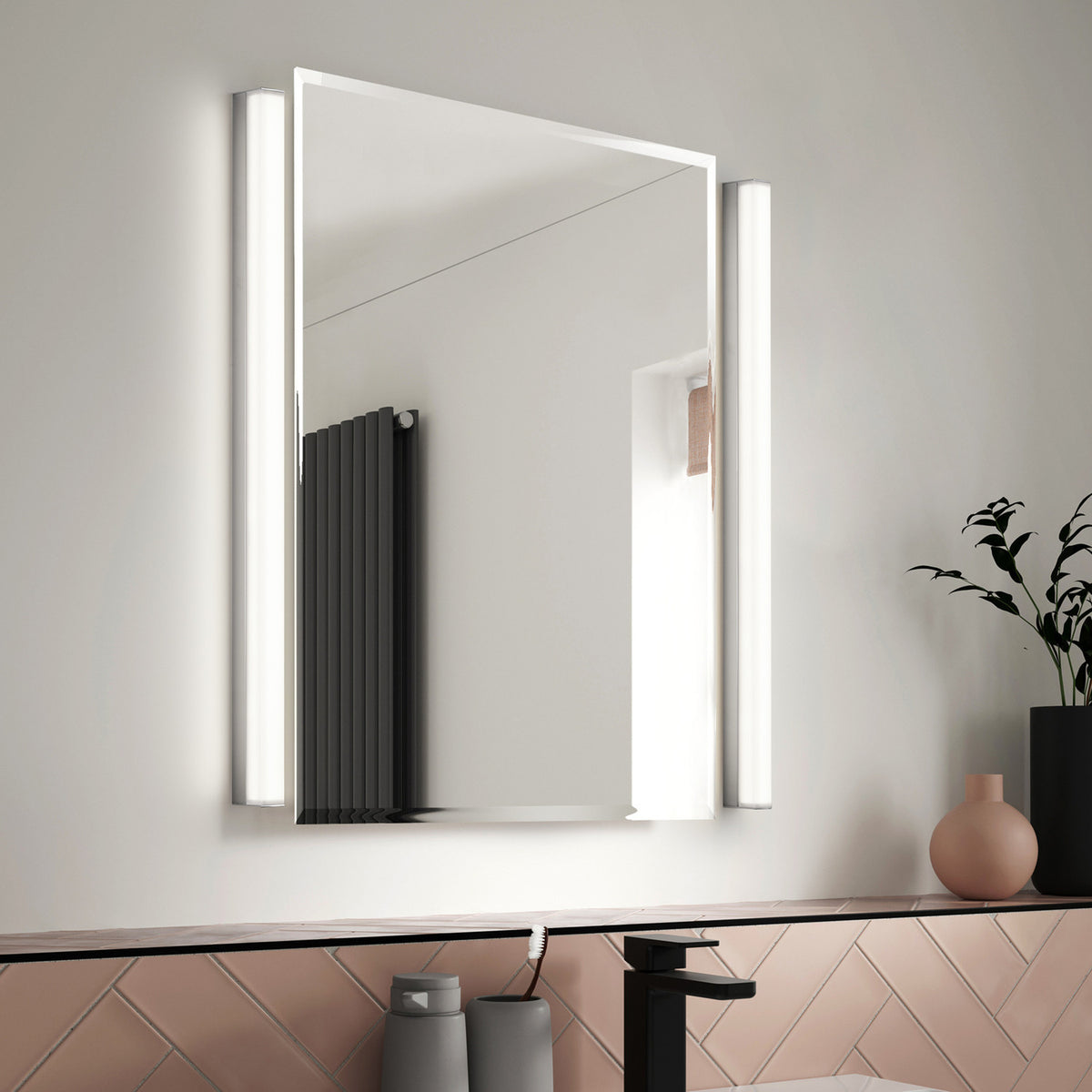 Mise en ambiance salle de bain avec appliques verticales de part et d'autre du miroir