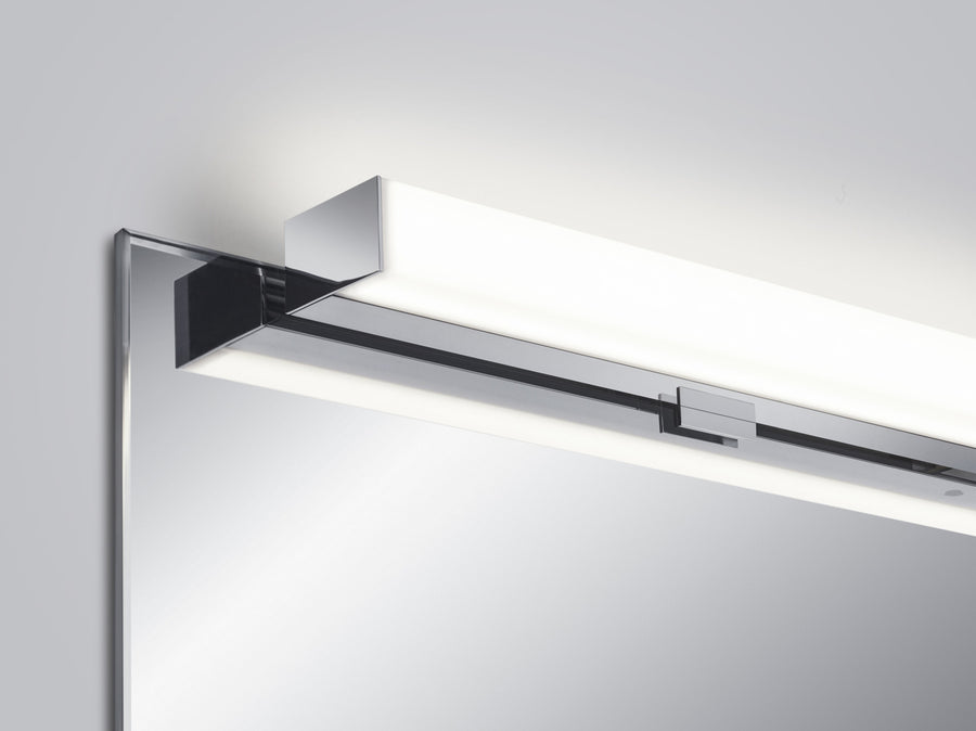 Détail de la finition chromée et du système de fixation sur le bord du miroir