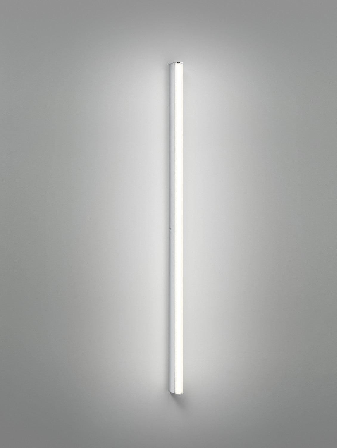 Présentation verticale du tube lumineux blanc monté seul sur un mur gris