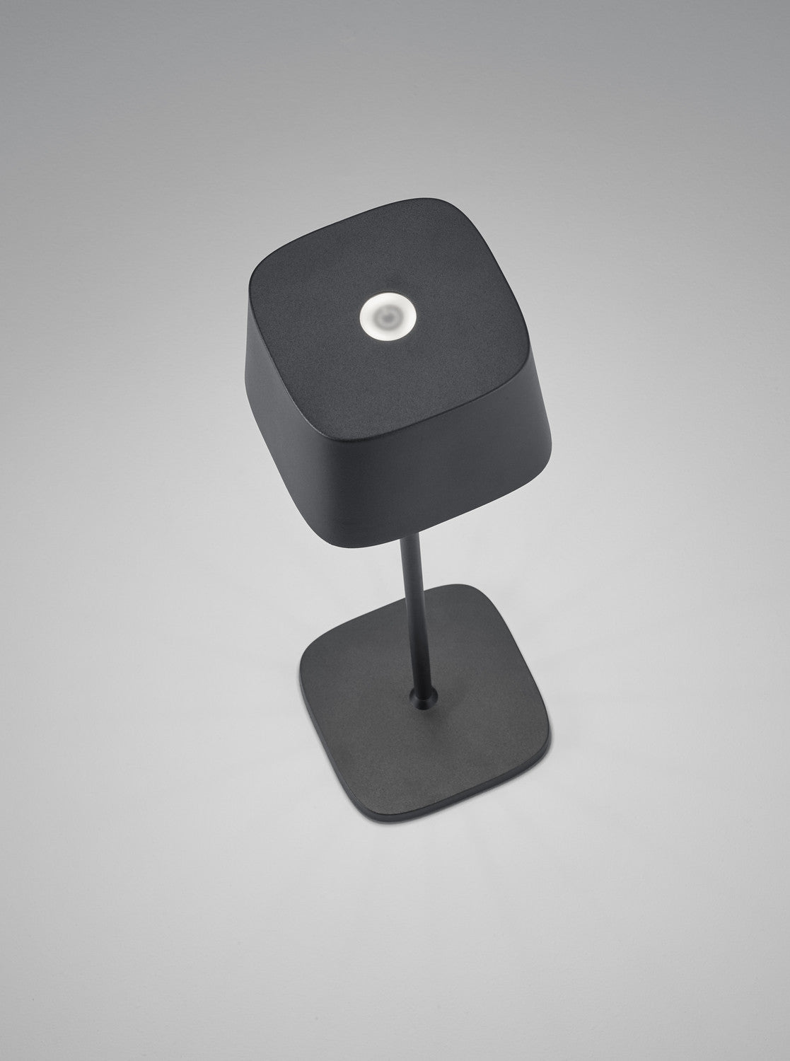 Vue de dessus montrant le bouton tactile blanc sur l'abat-jour carré noir