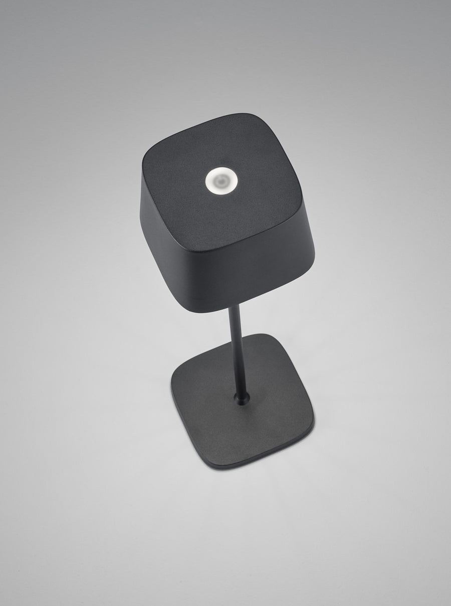 Vue de dessus montrant le bouton tactile blanc sur l'abat-jour carré noir