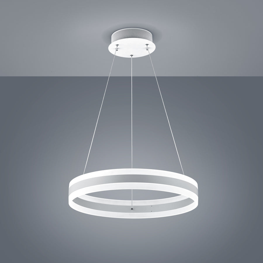 Suspension anneau lumineux blanc vue de face sur fond gris, câbles fins et rosace plafond