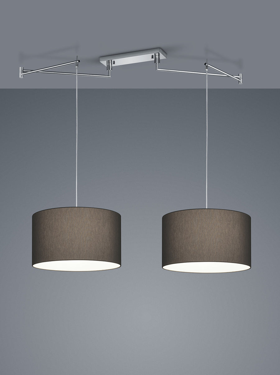 Détail du support plafond chromé à bras articulés et des câbles de suspension