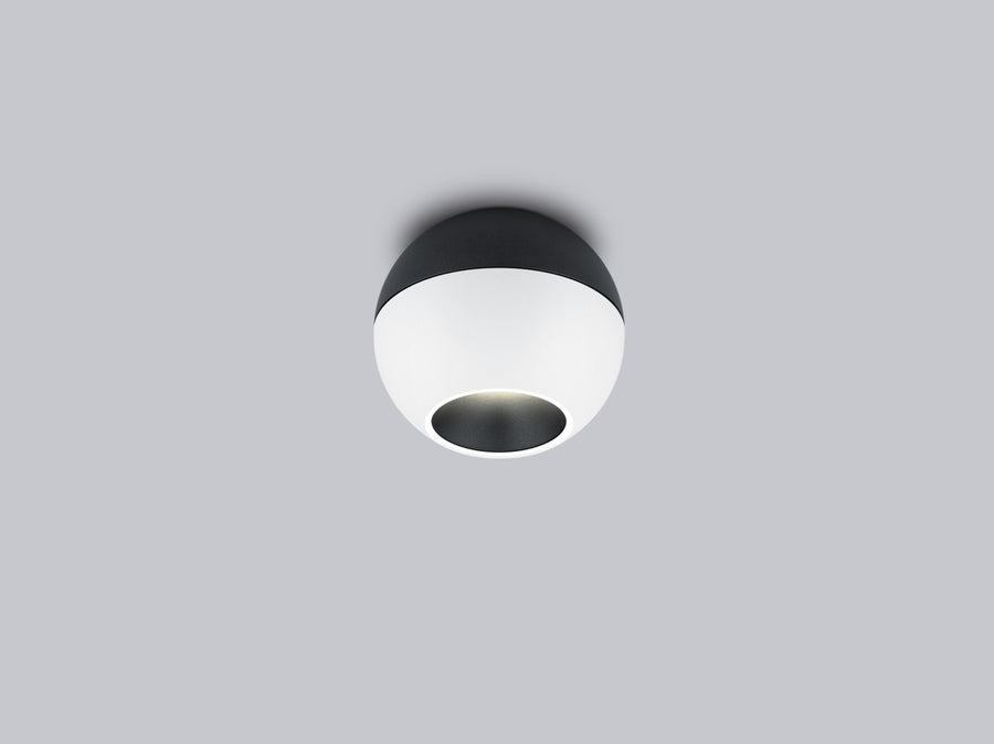 Plafonnier noir et blanc vu de face sur fond gris clair