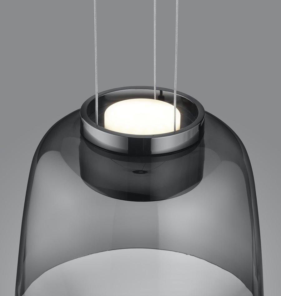 Détail rapproché de l'abat-jour transparent fumé, anneau chromé et module LED allumé