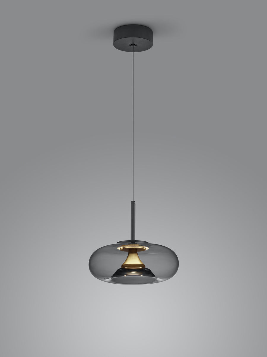 Plan rapproché du luminaire suspendu sur fond gris, câble et pavillon noir