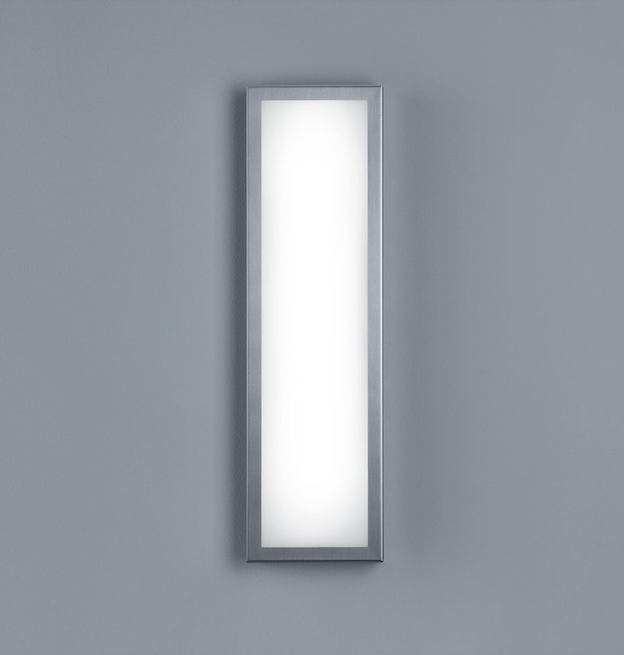 Vue de face du luminaire allumé, cadre inox brossé et diffuseur blanc