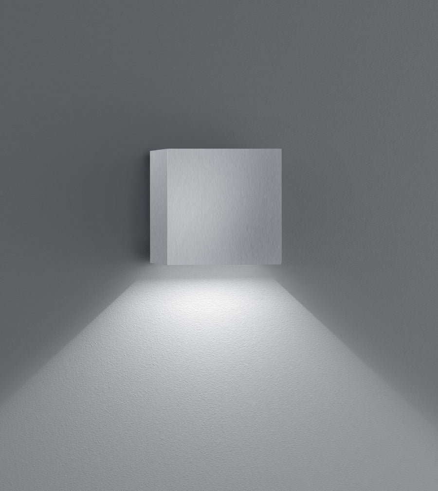 Produit seul de face sur fond gris clair, faisceau lumineux projeté vers le sol